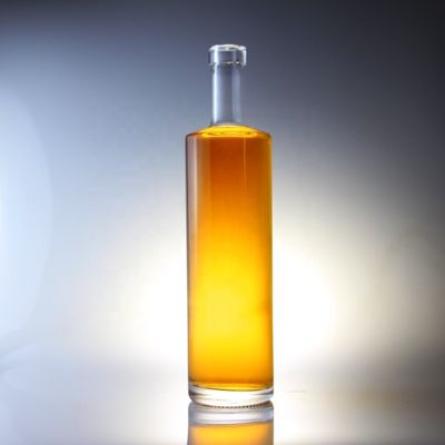 750 ml μπουκάλι βότκας με φελλό και μοναδικό κύλινδρο σε μοναδικό σχεδιασμό