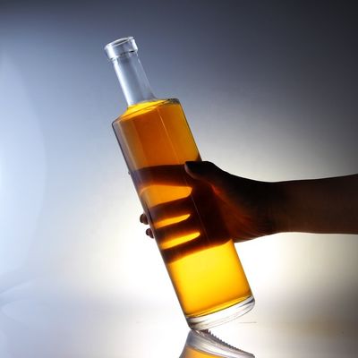 750 ml μπουκάλι βότκας με φελλό και μοναδικό κύλινδρο σε μοναδικό σχεδιασμό