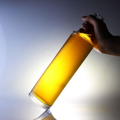 750 ml μπουκάλι βότκας με φελλό και μοναδικό κύλινδρο σε μοναδικό σχεδιασμό