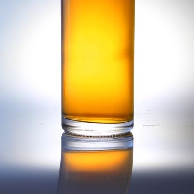 750 ml μπουκάλι βότκας με φελλό και μοναδικό κύλινδρο σε μοναδικό σχεδιασμό