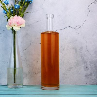 750 ml μπουκάλι βότκας με φελλό και μοναδικό κύλινδρο σε μοναδικό σχεδιασμό
