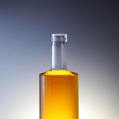 750 ml μπουκάλι βότκας με φελλό και μοναδικό κύλινδρο σε μοναδικό σχεδιασμό