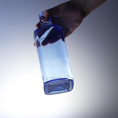 Το σχήμα του σπιτιού είναι 750 ml μπλε μπουκάλια γυαλιού για βότκα
