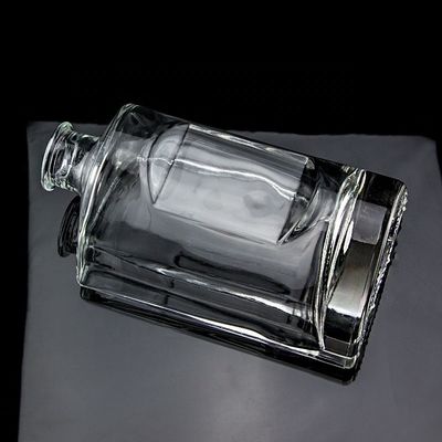 Προσαρμοσμένο σχήμα 750ml μπουκάλι γυαλιού βότκας με φελλό καπάκι και καθαρό φινίρισμα σε στρογγυλό