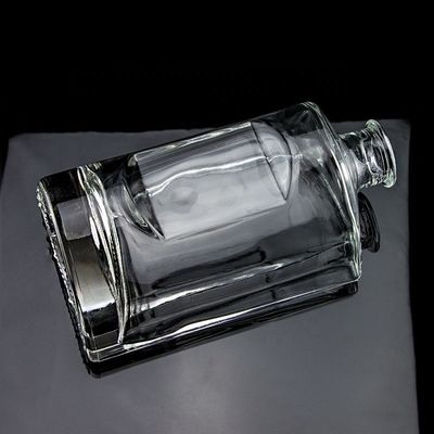 Προσαρμοσμένο σχήμα 750ml μπουκάλι γυαλιού βότκας με φελλό καπάκι και καθαρό φινίρισμα σε στρογγυλό
