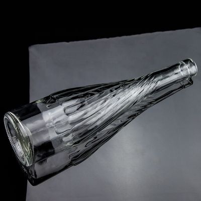 Υλικό γυάλινου σώματος 500 ml 700 ml μπουκάλι κρασιού ουίσκι με μοναδικό σχεδιασμό με ανυψωμένο κάτω μέρος
