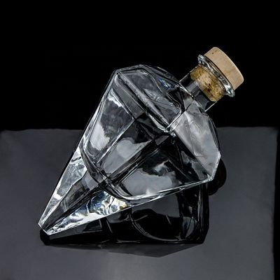 Μπουκάλι ουίσκι 700ml με μοναδικό διαμαντένιο σχήμα και προσαρμοσμένο λογότυπο