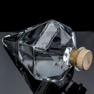 Μπουκάλι ουίσκι 700ml με μοναδικό διαμαντένιο σχήμα και προσαρμοσμένο λογότυπο
