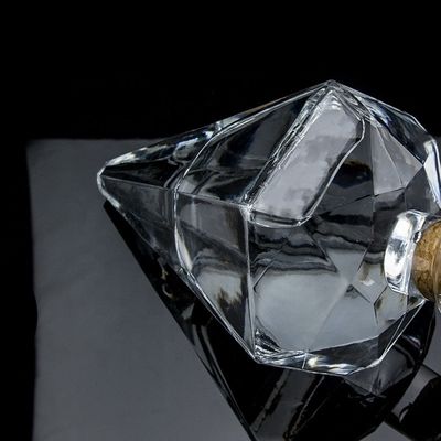 Μπουκάλι ουίσκι 700ml με μοναδικό διαμαντένιο σχήμα και προσαρμοσμένο λογότυπο