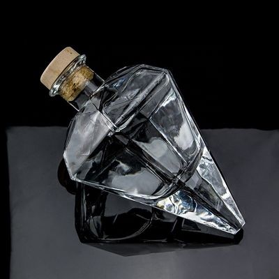 Μπουκάλι ουίσκι 700ml με μοναδικό διαμαντένιο σχήμα και προσαρμοσμένο λογότυπο