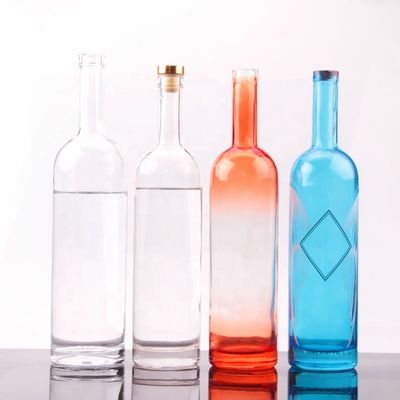 750 ml στρογγυλό σχήμα γυάλινο μπουκάλι βότκα με κάλυμμα φελλού και εξατομικευμένη επιφάνεια χειρισμού
