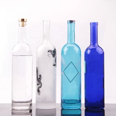 750 ml στρογγυλό σχήμα γυάλινο μπουκάλι βότκα με κάλυμμα φελλού και εξατομικευμένη επιφάνεια χειρισμού