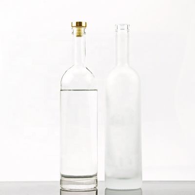 750 ml στρογγυλό σχήμα γυάλινο μπουκάλι βότκα με κάλυμμα φελλού και εξατομικευμένη επιφάνεια χειρισμού