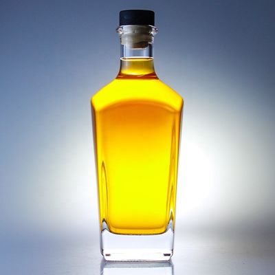 700 ml τετραγωνική μπουκάλι τζιν με φελλό και παχύ πάτωμα κατασκευασμένο από παραπάνω γυαλί