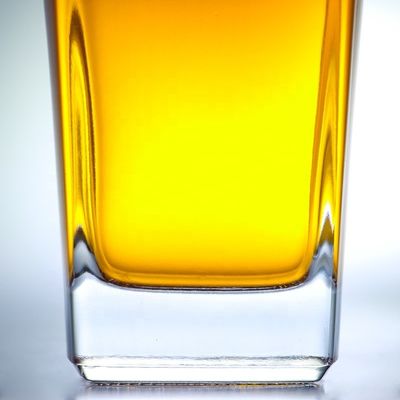 700 ml τετραγωνική μπουκάλι τζιν με φελλό και παχύ πάτωμα κατασκευασμένο από παραπάνω γυαλί