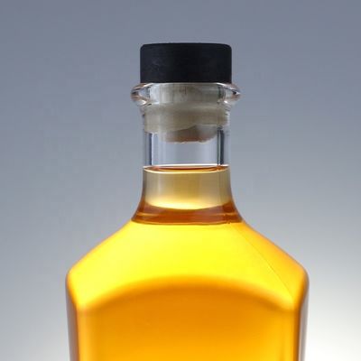 700 ml τετραγωνική μπουκάλι τζιν με φελλό και παχύ πάτωμα κατασκευασμένο από παραπάνω γυαλί
