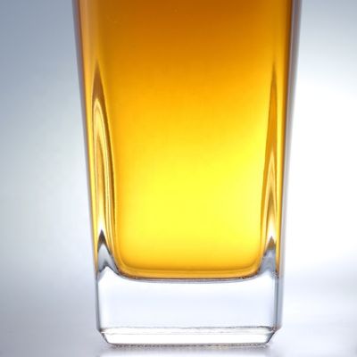 700 ml τετραγωνική μπουκάλι τζιν με φελλό και παχύ πάτωμα κατασκευασμένο από παραπάνω γυαλί