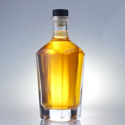 700 ml τετραγωνική μπουκάλι τζιν με φελλό και παχύ πάτωμα κατασκευασμένο από παραπάνω γυαλί