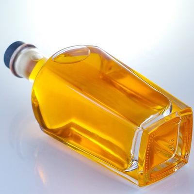 700 ml τετραγωνική μπουκάλι τζιν με φελλό και παχύ πάτωμα κατασκευασμένο από παραπάνω γυαλί