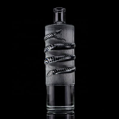 Προσαρμοσμένο λογότυπο Καθαρό 750ml Bar Top Emossed Snake Drawing Glass Flask για κύλινδρο βότκας