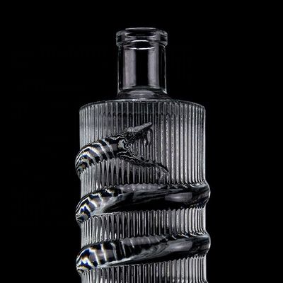 Προσαρμοσμένο λογότυπο Καθαρό 750ml Bar Top Emossed Snake Drawing Glass Flask για κύλινδρο βότκας