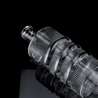 Προσαρμοσμένο λογότυπο Καθαρό 750ml Bar Top Emossed Snake Drawing Glass Flask για κύλινδρο βότκας