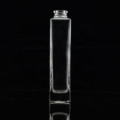 750 ml βαριά φιάλη καθαρού γυαλιού αλκοόλης με χρυσό μεταλλικό καπάκι σε χύδη