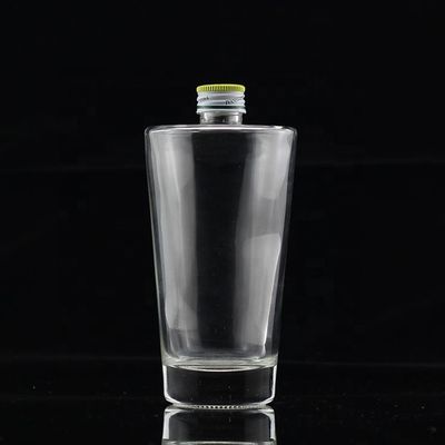 750 ml βαριά φιάλη καθαρού γυαλιού αλκοόλης με χρυσό μεταλλικό καπάκι σε χύδη