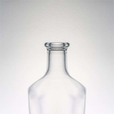 700ml τετραγωνικό γυάλινο μπουκάλι για προσαρμοσμένο λογότυπο Δικαιούμενο Vodka Spirit Liquor Rum