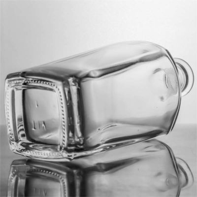 700ml τετραγωνικό γυάλινο μπουκάλι για προσαρμοσμένο λογότυπο Δικαιούμενο Vodka Spirit Liquor Rum